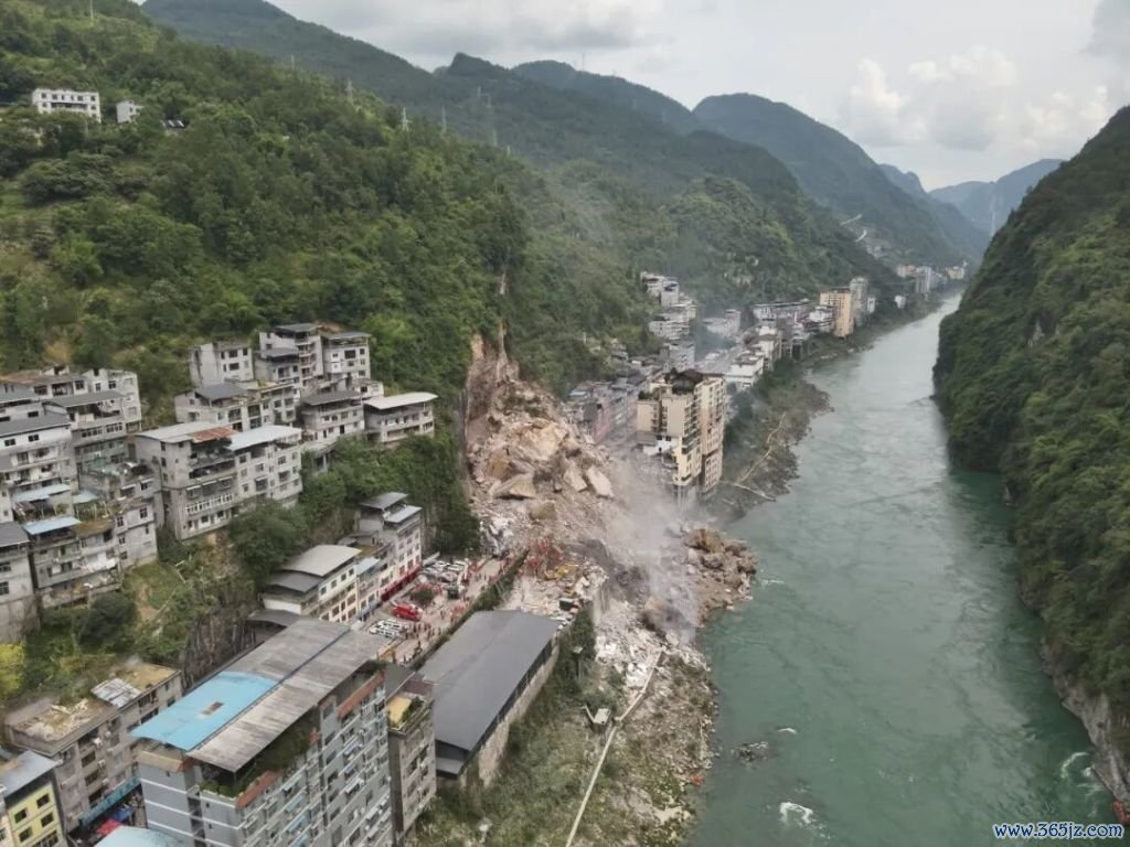 “7.17”彭水县汉葭街道山体崩塌现场图。