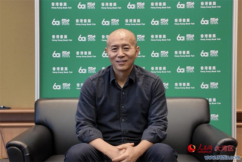 作家毕飞宇在香港书展接受人民网采访。张雨洁摄