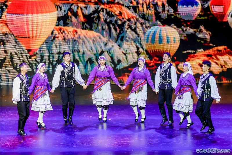 图为精彩的闭幕演出。主办方供图