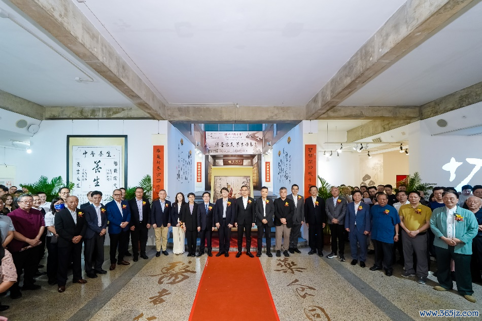 图为陶塑像暨书法展开幕式。主办方供图