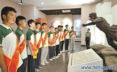 近日股票操作逻辑股票操作逻辑，江苏省徐州军分区组织考入军校的学生代表走进王杰烈士陵园参观见学。郑士劲摄